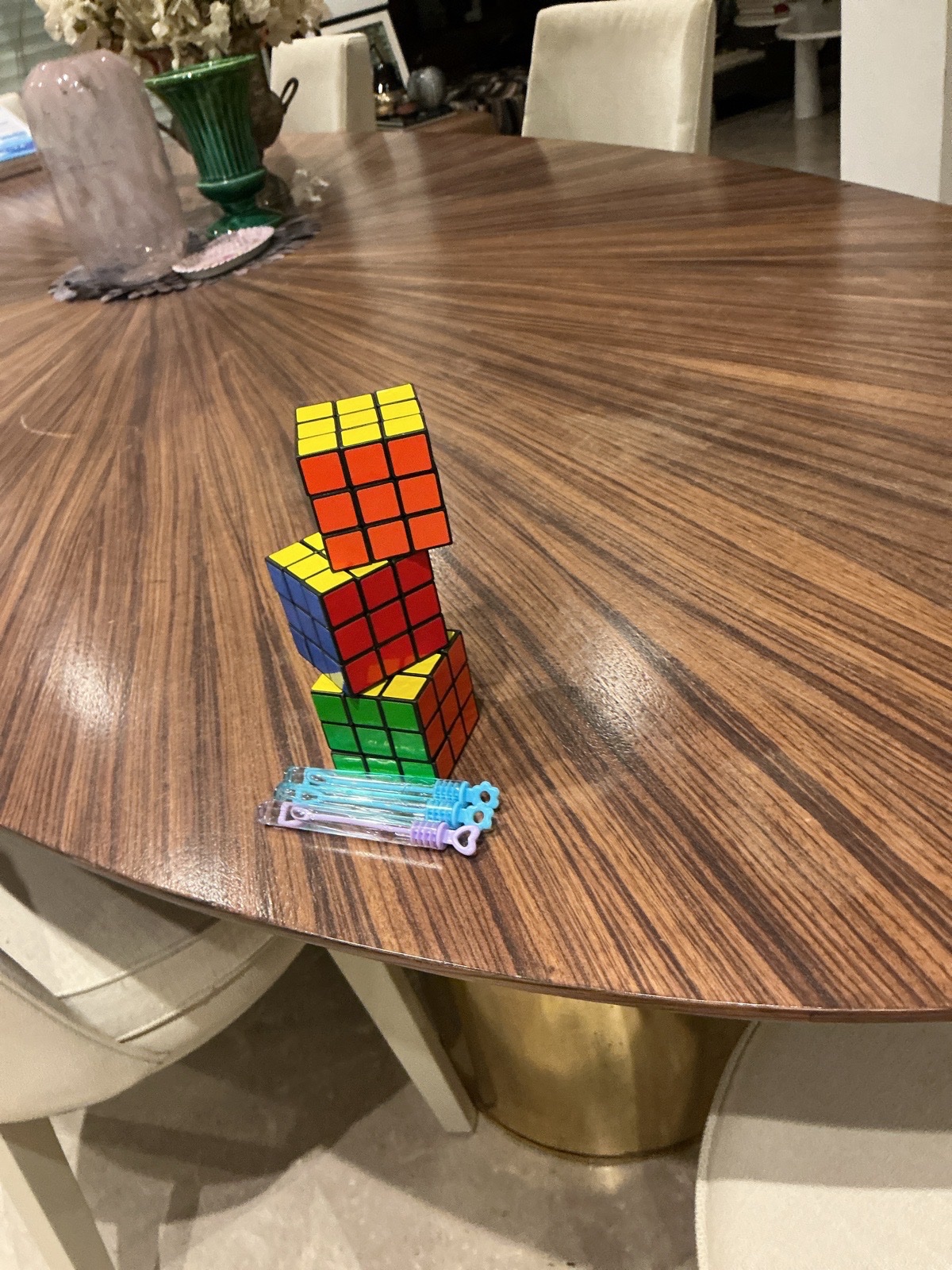Rubik's cube et flacon à bulles
