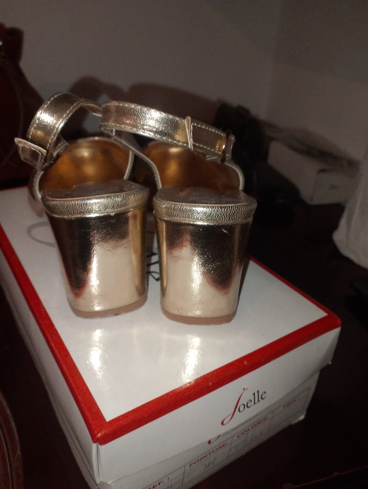 Chaussures dorée 