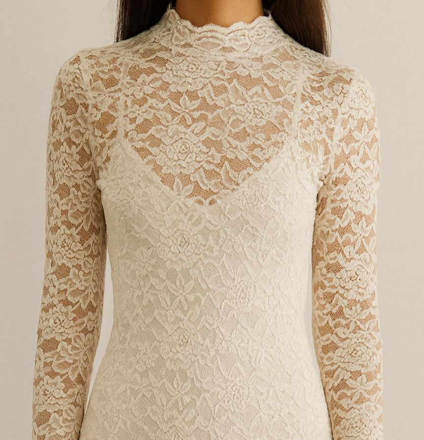 Boddy dentelle de la marque jennyfer avec un brettelle blanc au dessous portée une seule fois xs/s