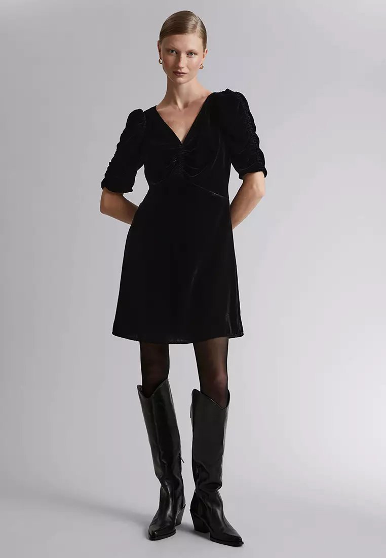 Robe en velours noir de la marque Mango