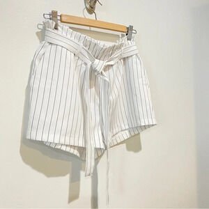 Shorts blanc à rayures noirs Revamped