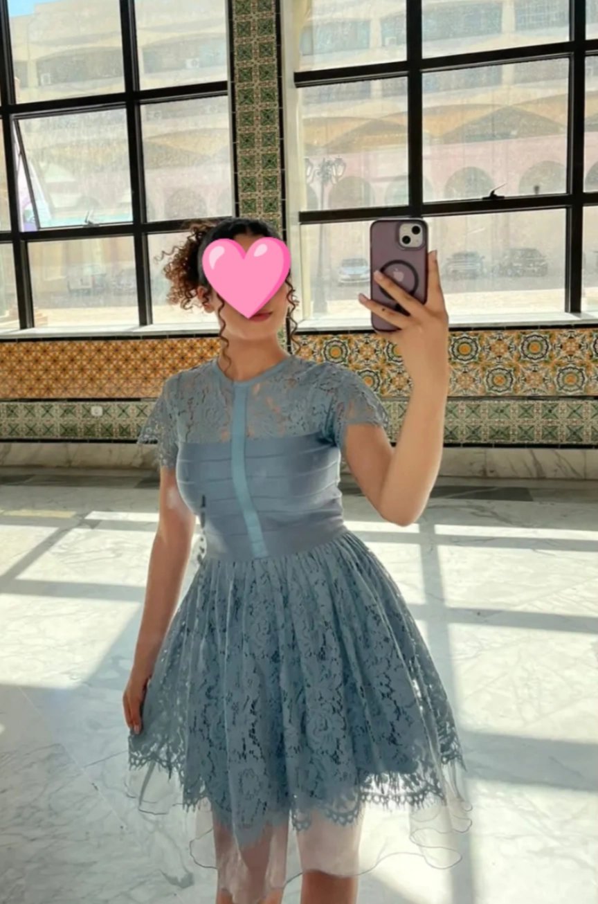 Cette robe constitue un choix élégant pour diverses occasions, telles que les mariages, les fêtes, les événements formels ou les rencontres mondaines.