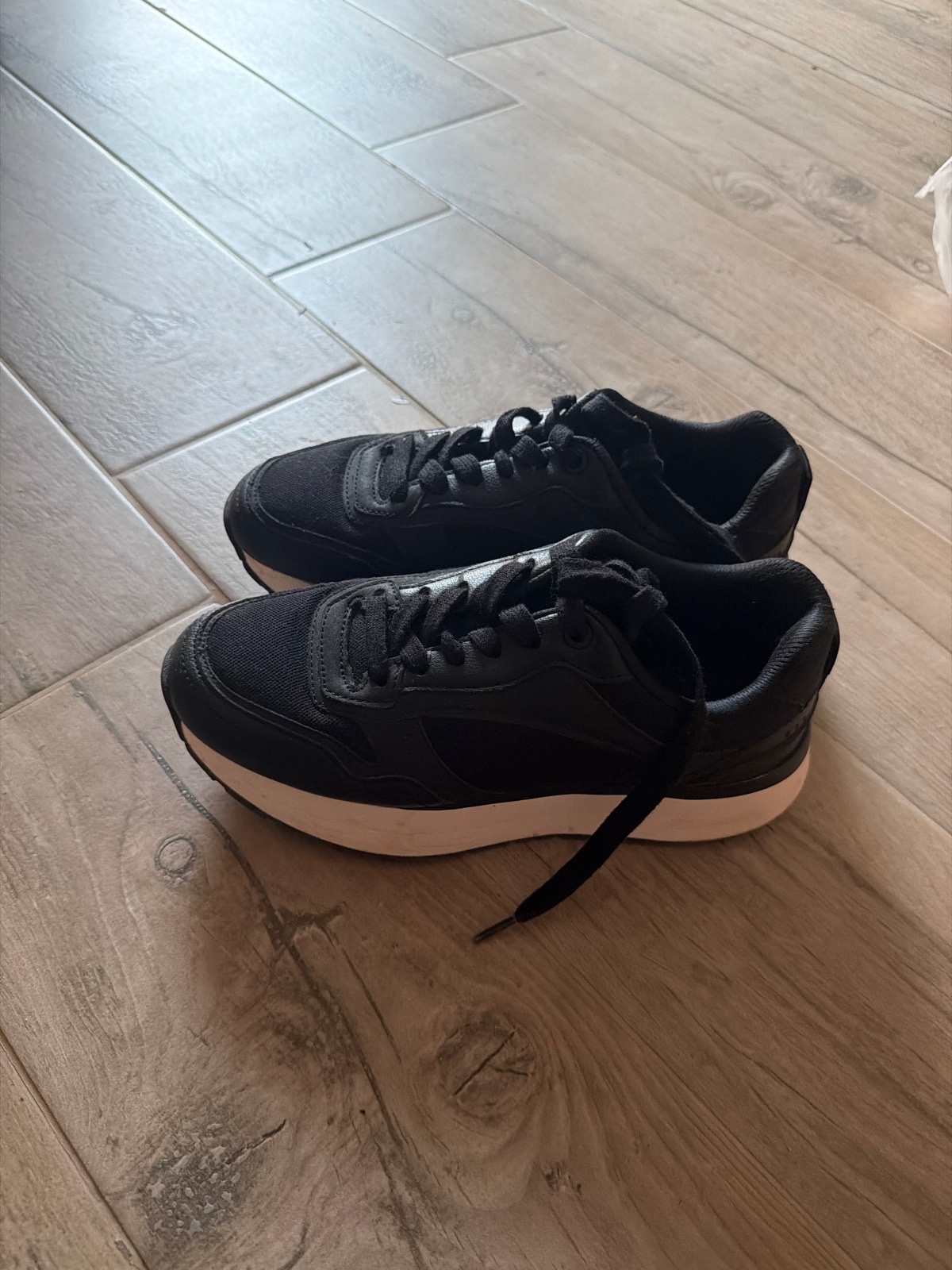 Basket zara couleur noir pointure 37 trés confortable 