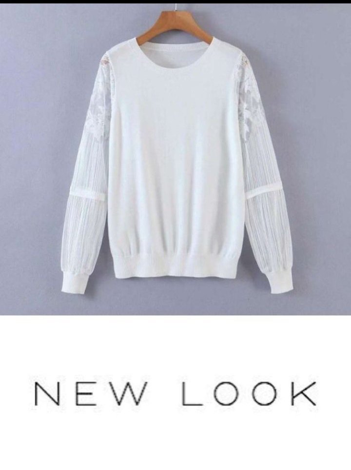 Un pull blanc à manches longues de la marque New Look, avec des empiècements en dentelle et des manches plissées