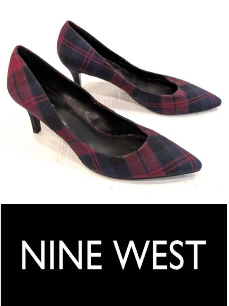 Une paire d'escarpins à bout pointu en tissu bordeaux et noir de la marque Nine West