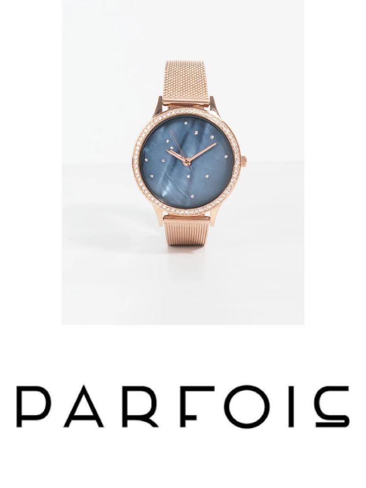 Une montre Parfois avec un bracelet en maille milanaise couleur or rose et un cadran bleu nacré serti de strass. 
