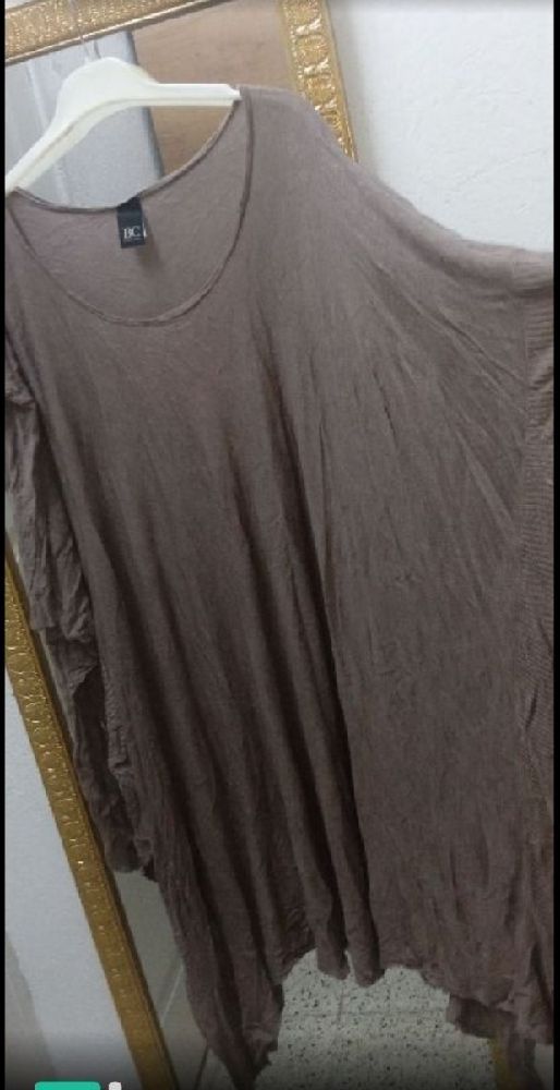 Une tunique ou un poncho ample marron avec un col rond et un ourlet asymétrique grège 