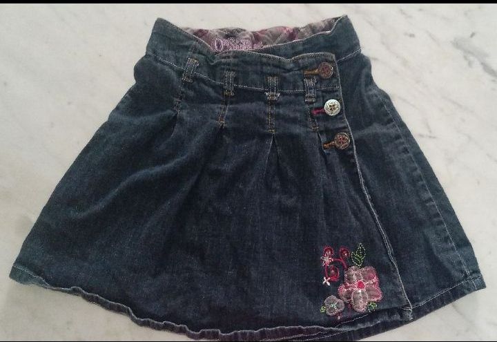 Un jupe jean avec broderie florale 