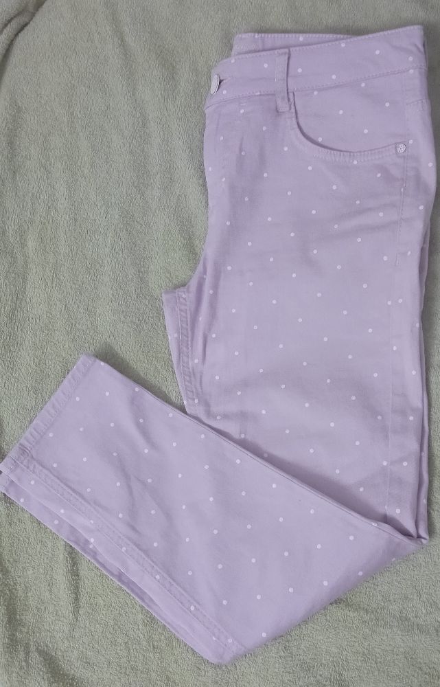 pantalon rose pointillé en blanc 