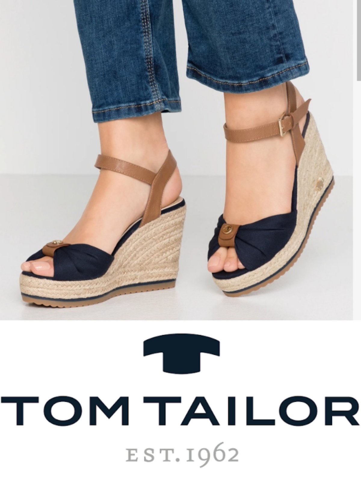 Un sandale compensée bleu marine et marron sont des Tom Tailor et possèdent un talon en jute tissé
