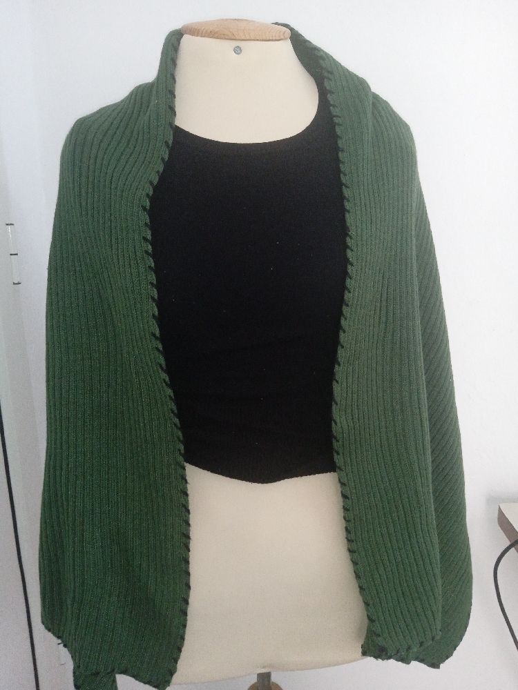 Une écharpe en maille côtelée de couleur vert