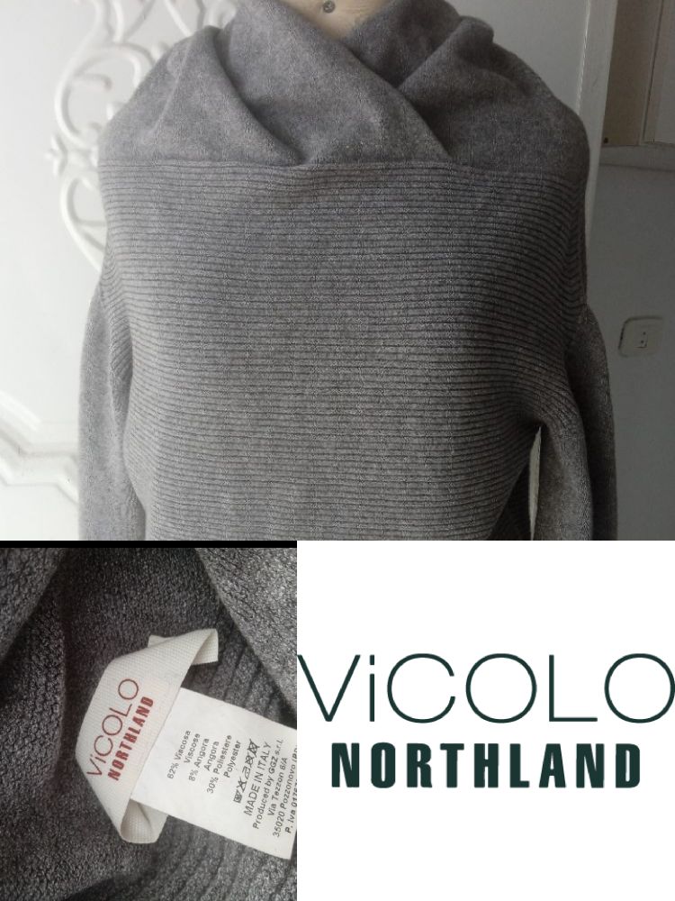 Un pull gris en maille côtelée avec un col drapé.