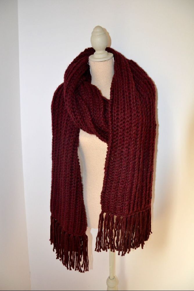 Une écharpe de couleur bordeaux , tricoté