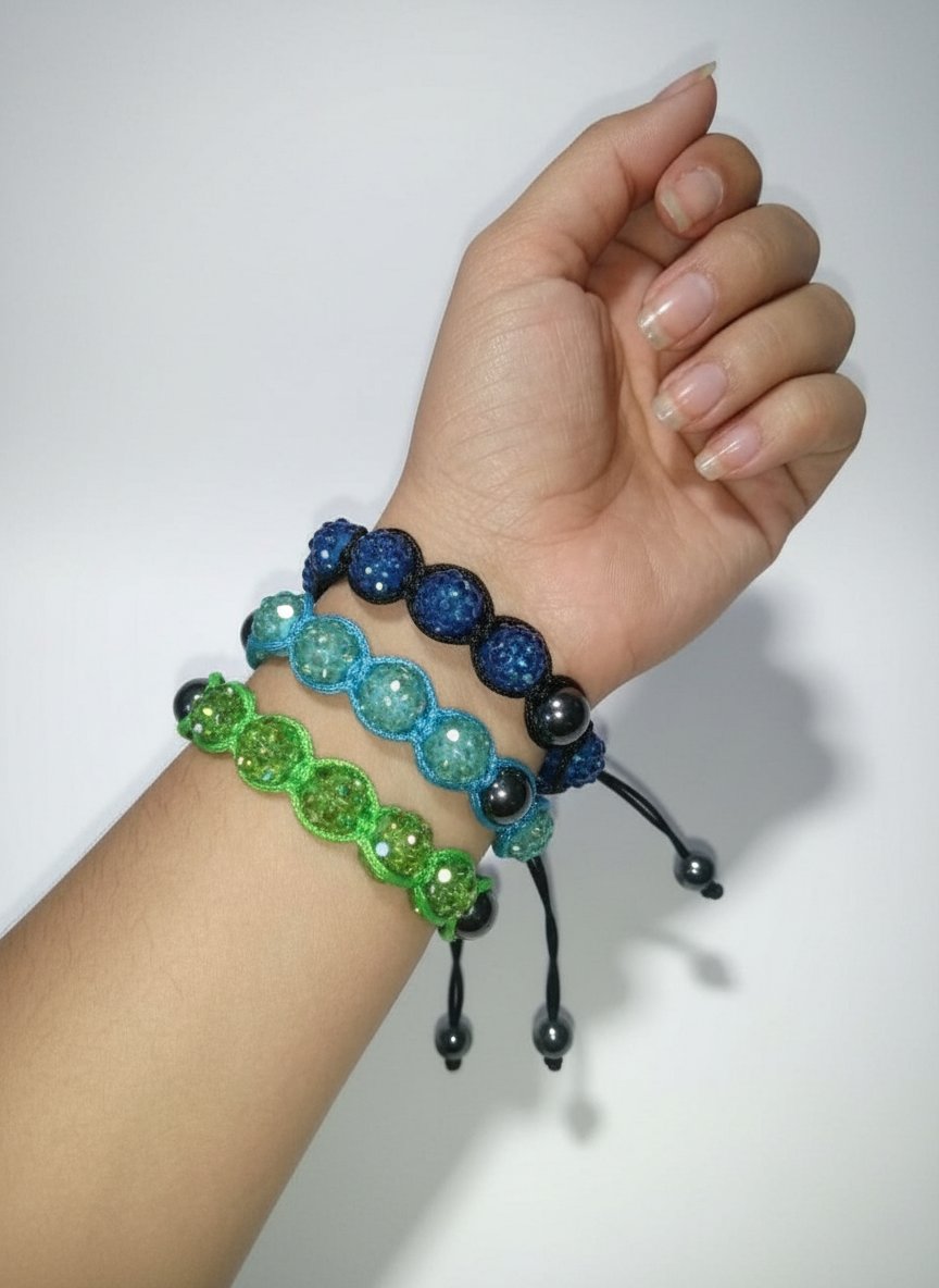 Des bracelets Shamballa en perles de cristal de différentes couleurs