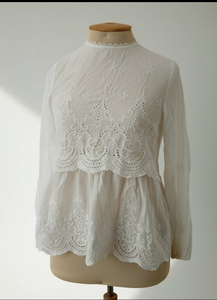 Chemise blanche avec broderie anglaise 