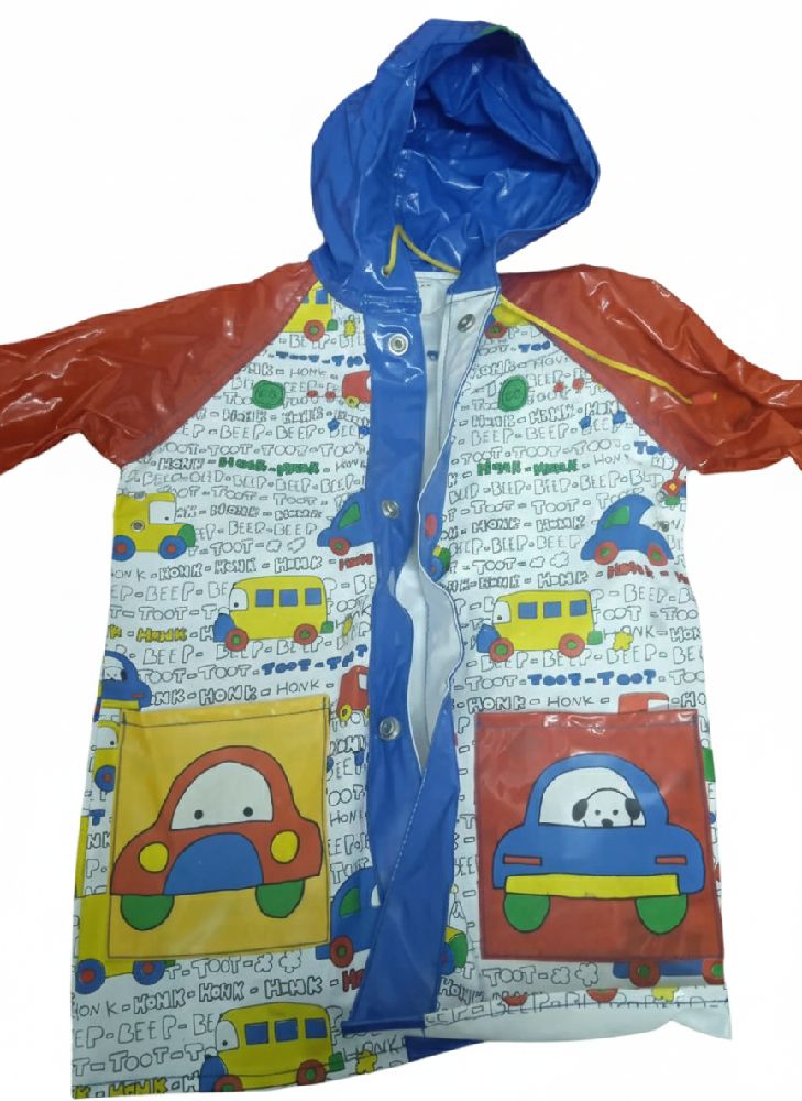 Un manteau imperméable pour enfant avec des motifs de véhicules et des couleurs vives.