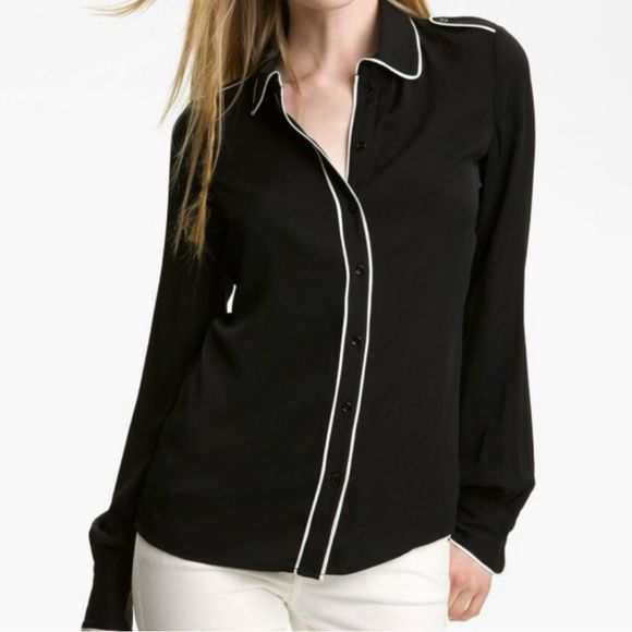  Une chemise noire avec passepoil blanc