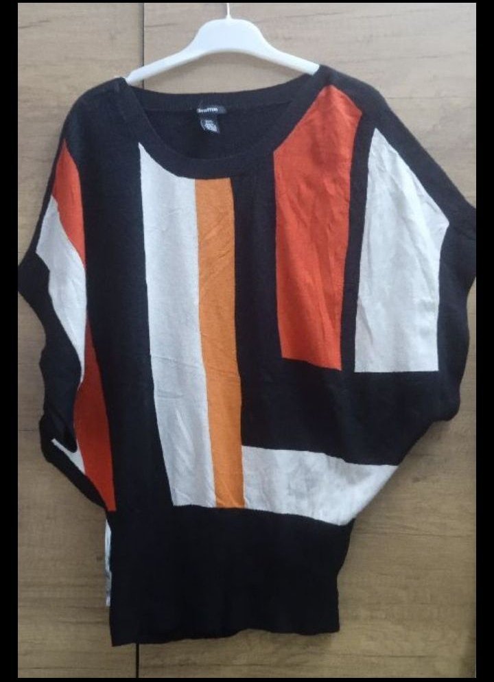 Un pull à manche chauve-souris avec un motif géométrique coloré 
