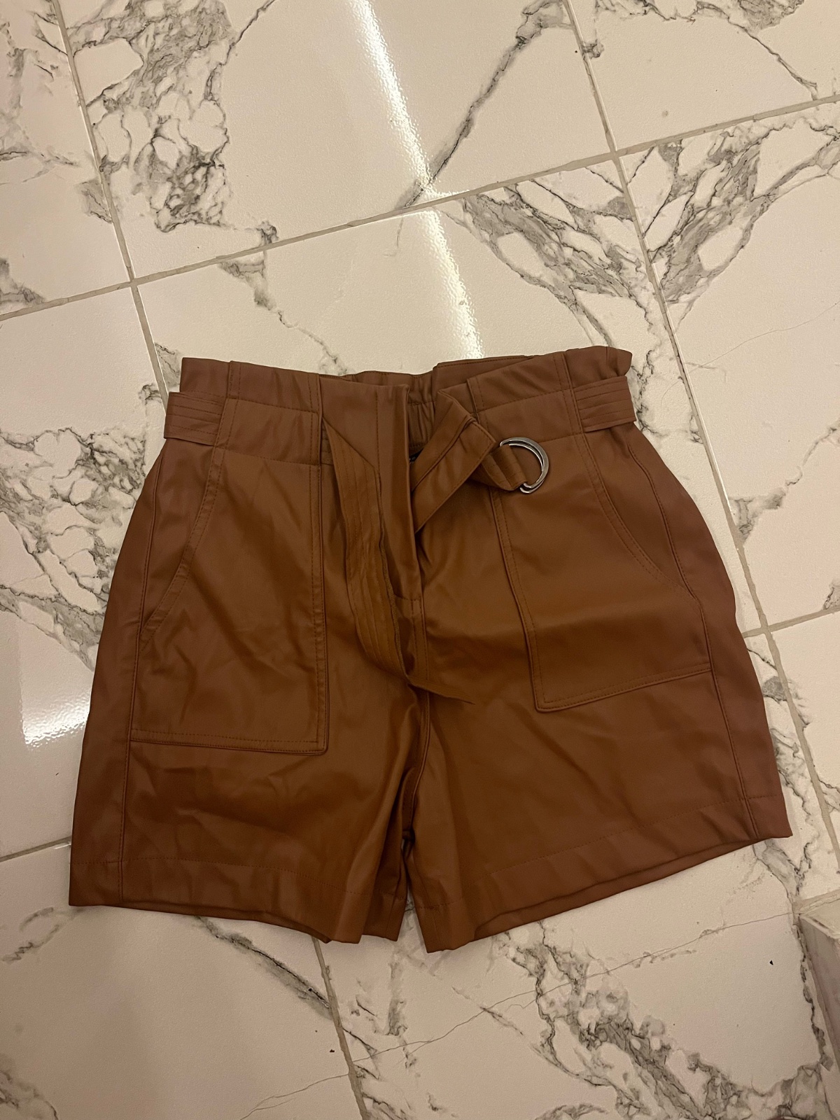 Short cuir