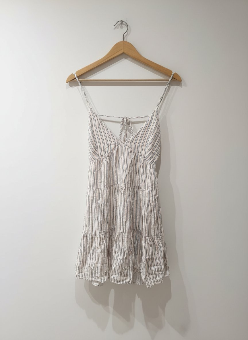 Mini-robe Bershka à rayures verticales beiges, bleues et rouges,noir , dotée d'un décolleté en V profond, de fines bretelles et d'un design à étages.