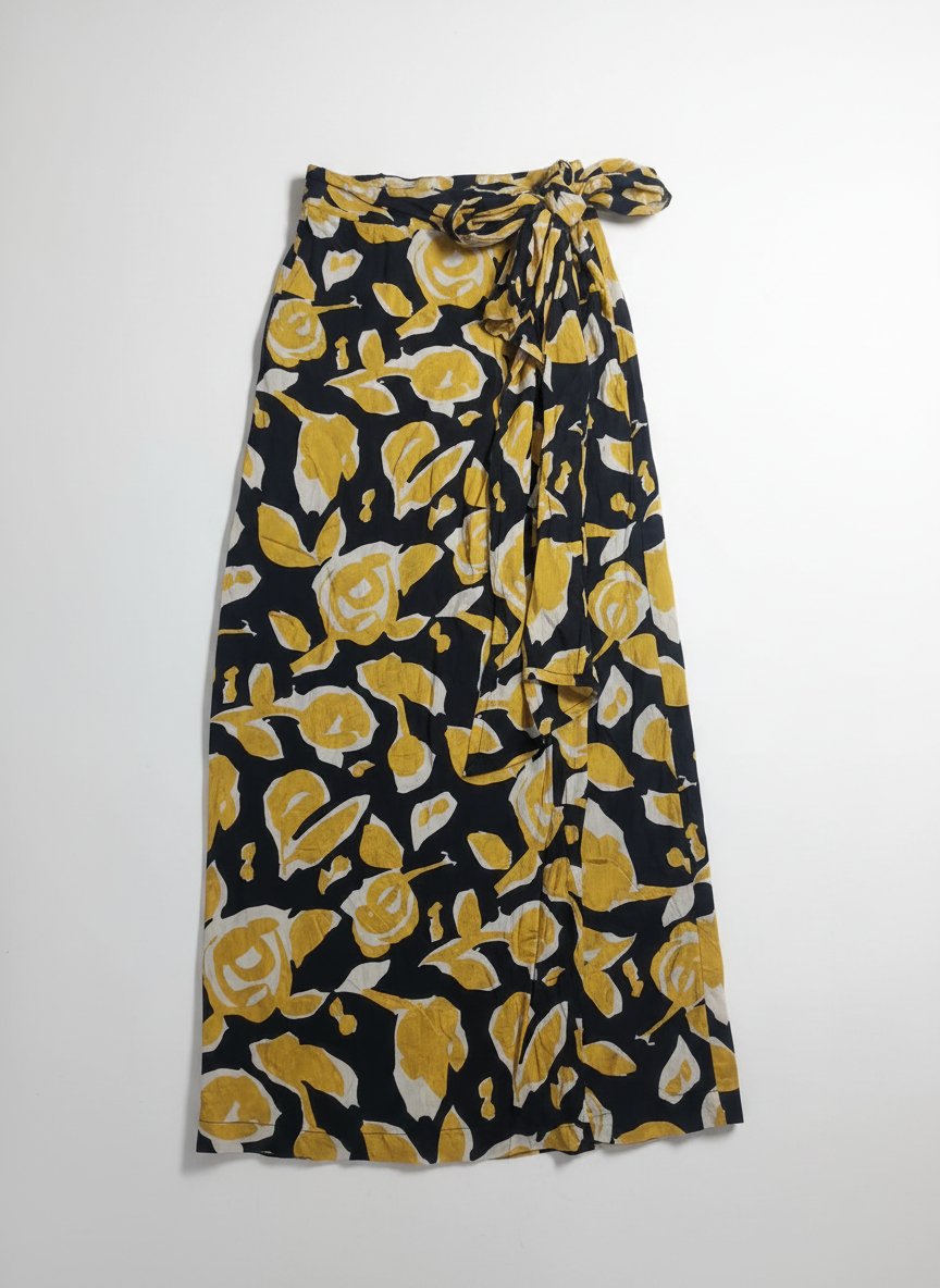 C'est une jupe longue midi à imprimé floral abstrait jaune et blanc sur fond noir avec une taille nouée.