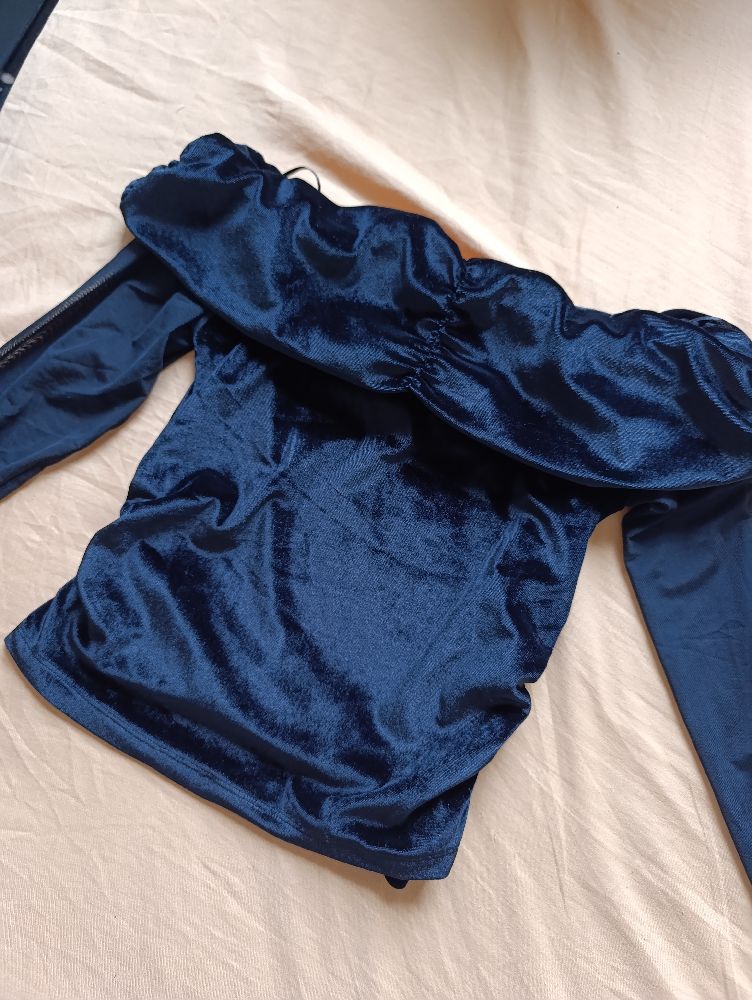 Pull velours noir très très jolie