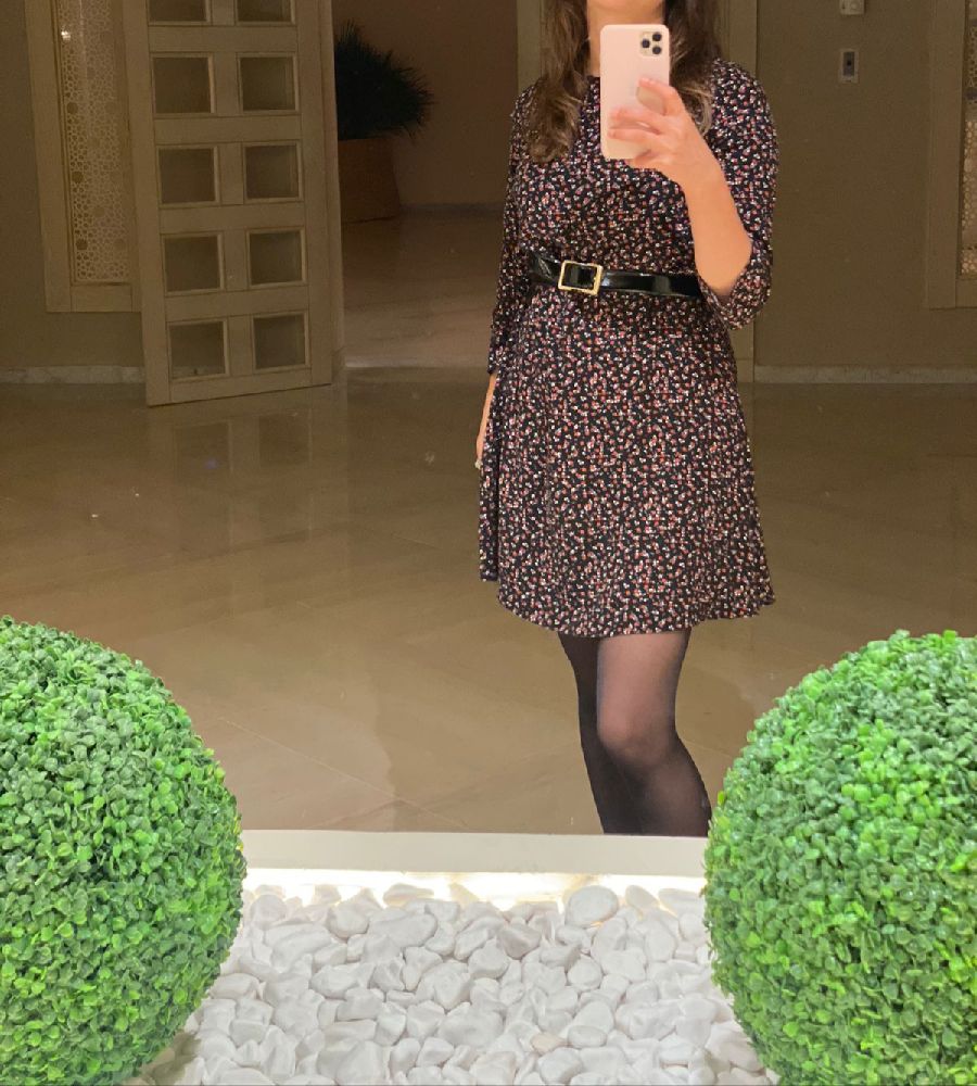 Une jolie robe fleurie sans ceinture 