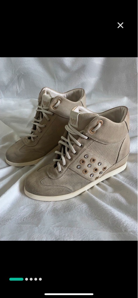 Chaussure avec des strasses