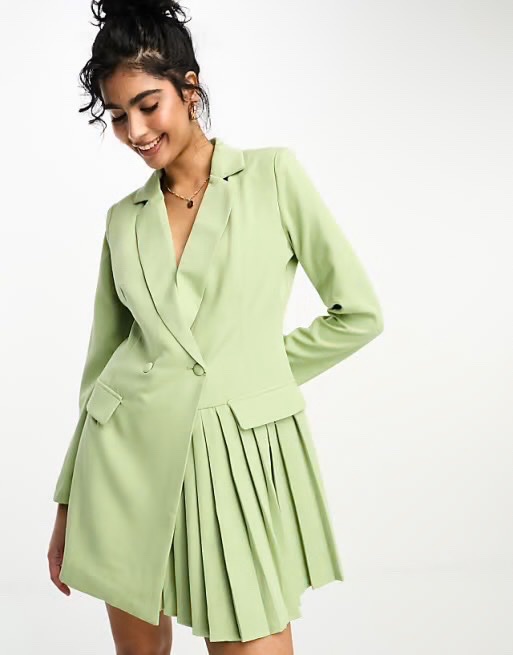 Robe blazer chic avec détail plissé