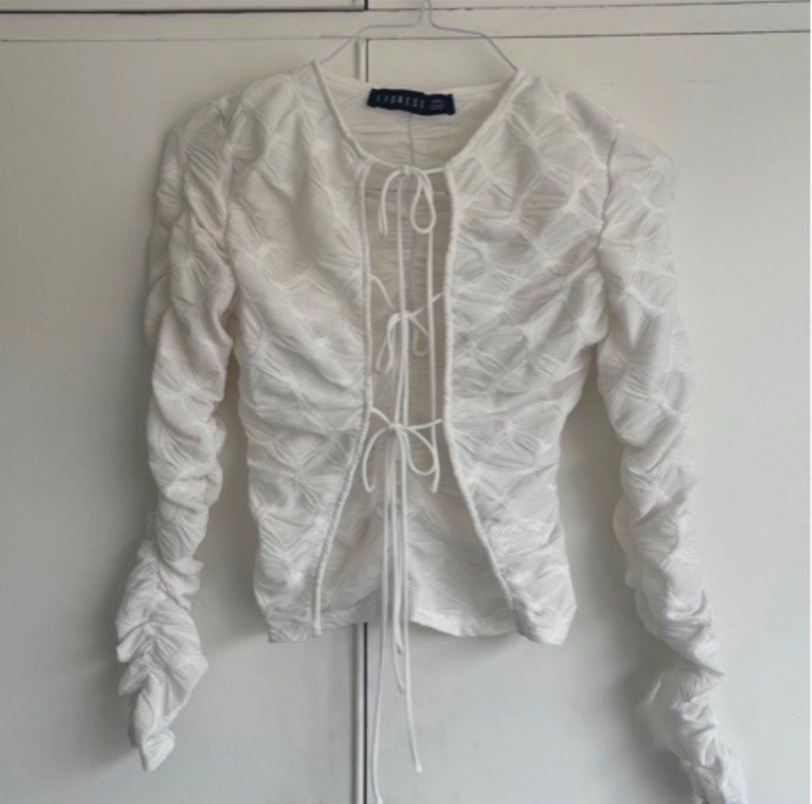 Top blanc avec effet relief