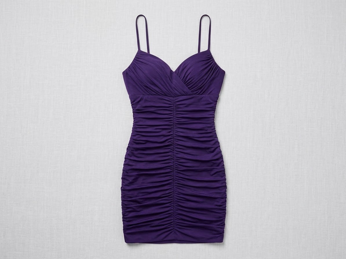 Robe de soirée violette froncée à bretelles