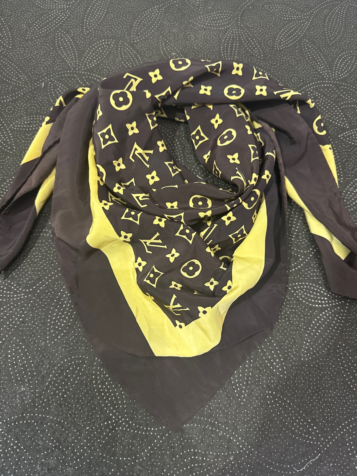 LV foulard monogramme neuf