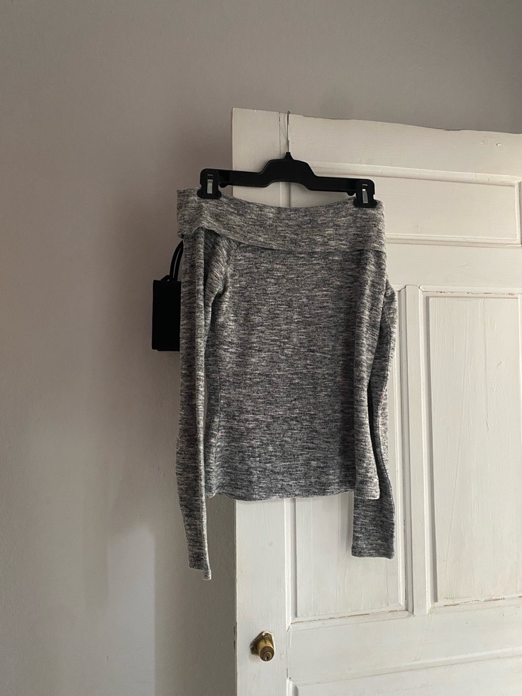 Pull guess off shoulder taille s😍