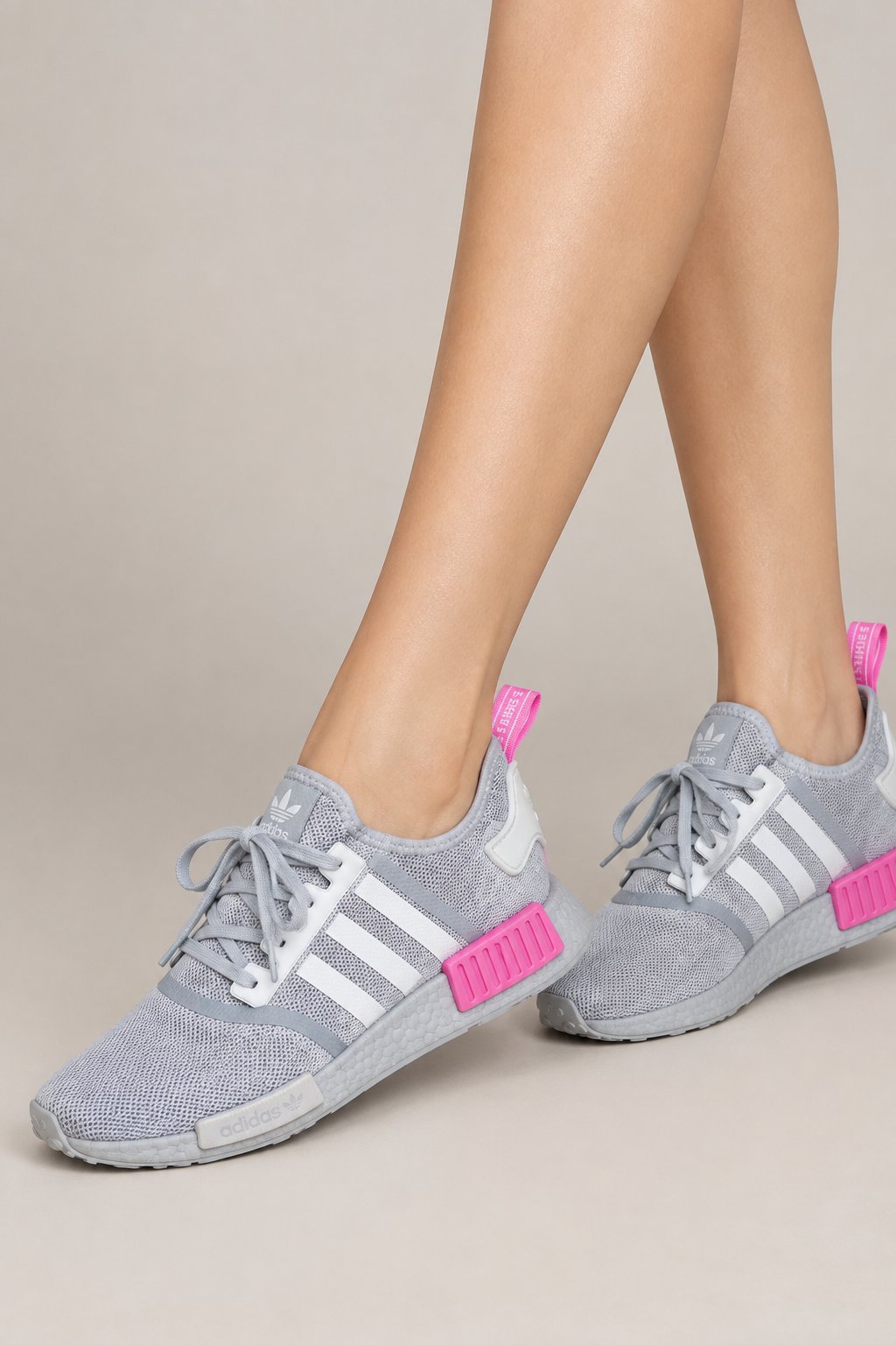 Baskets Adidas NMD gris et rose