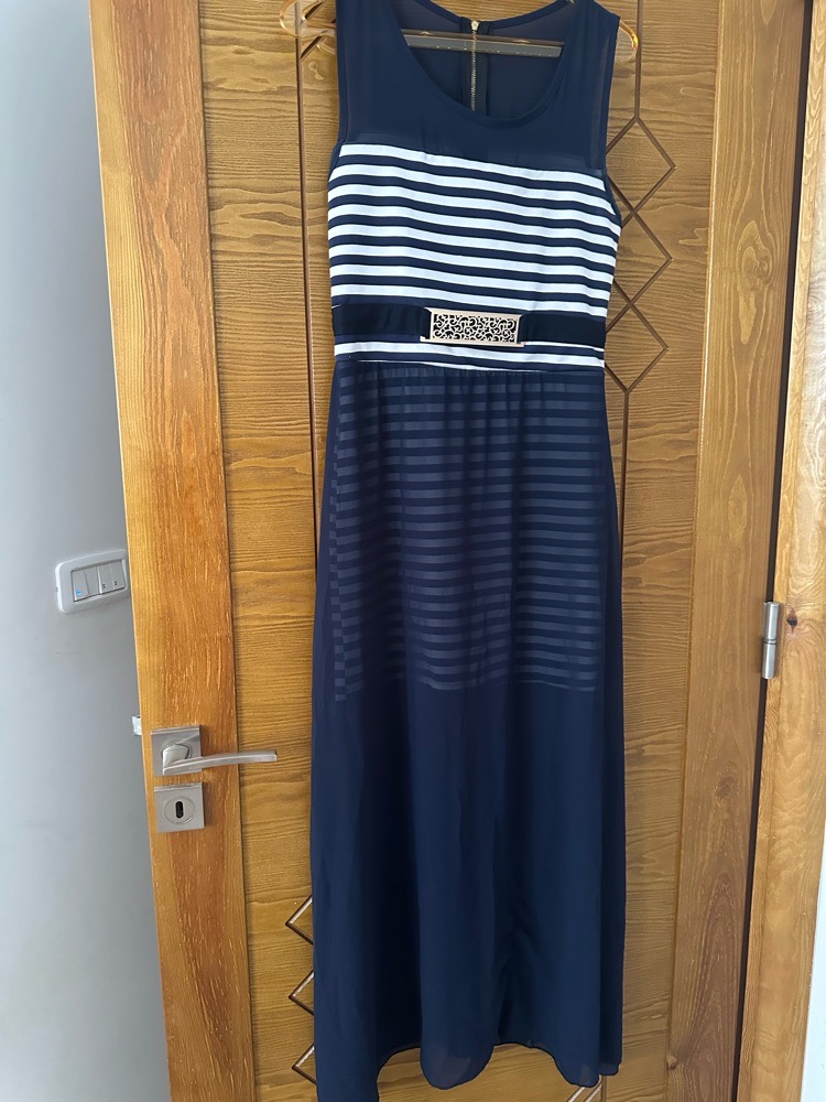 Robe marin mi long avec voile long en bleu marine 