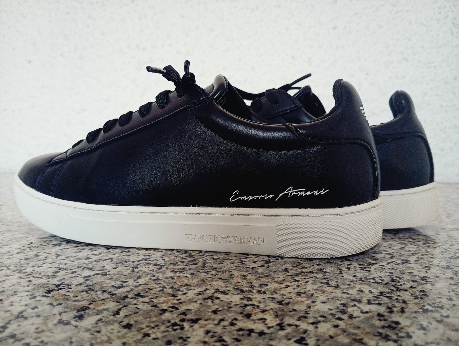 Basket Emporio Armani en cuir noir – semelle blanche – Femme-P36