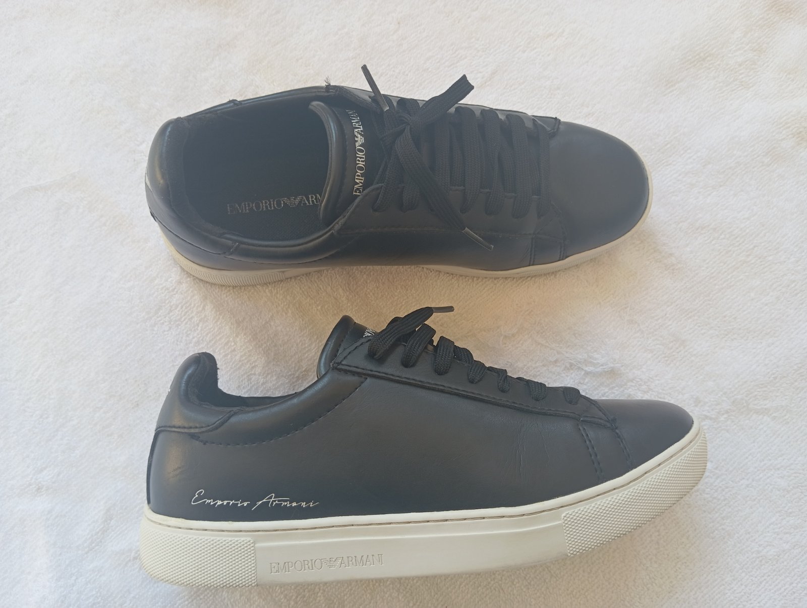 Basket Emporio Armani en cuir noir – semelle blanche – Femme-P36