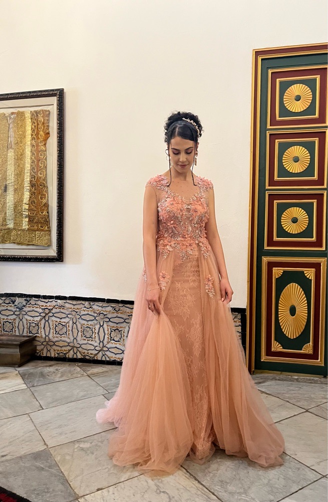 Robe de soirée rose très élégante.