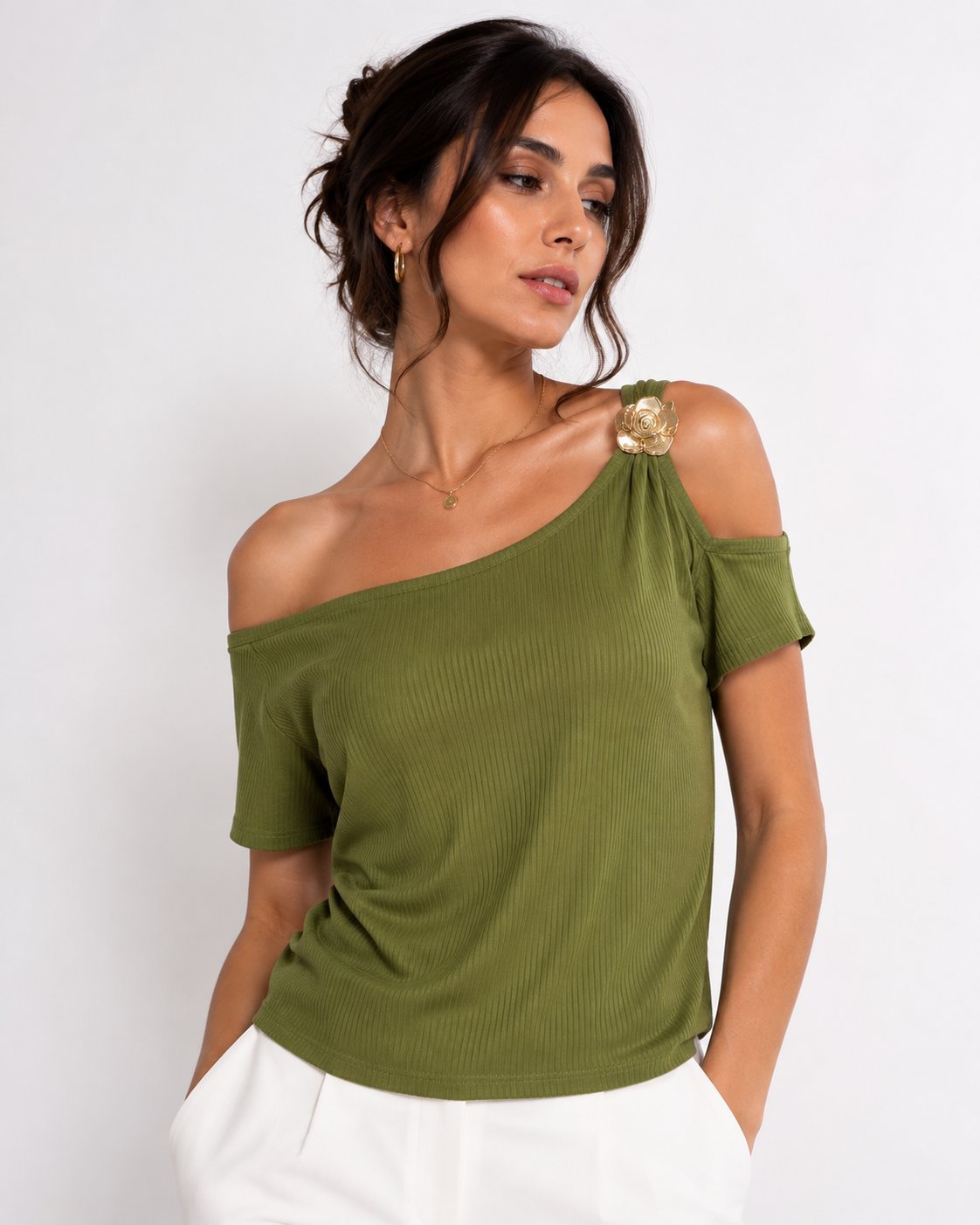 Un pull vert en maille avec une fleur 3D sur l'épaule a