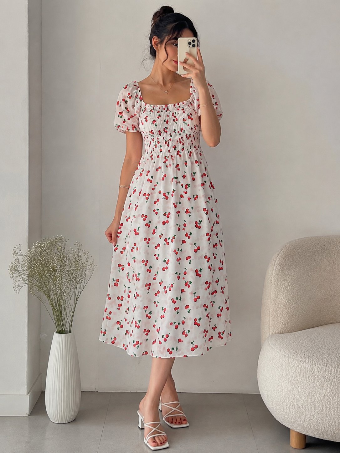 Robe blanche avec cerises