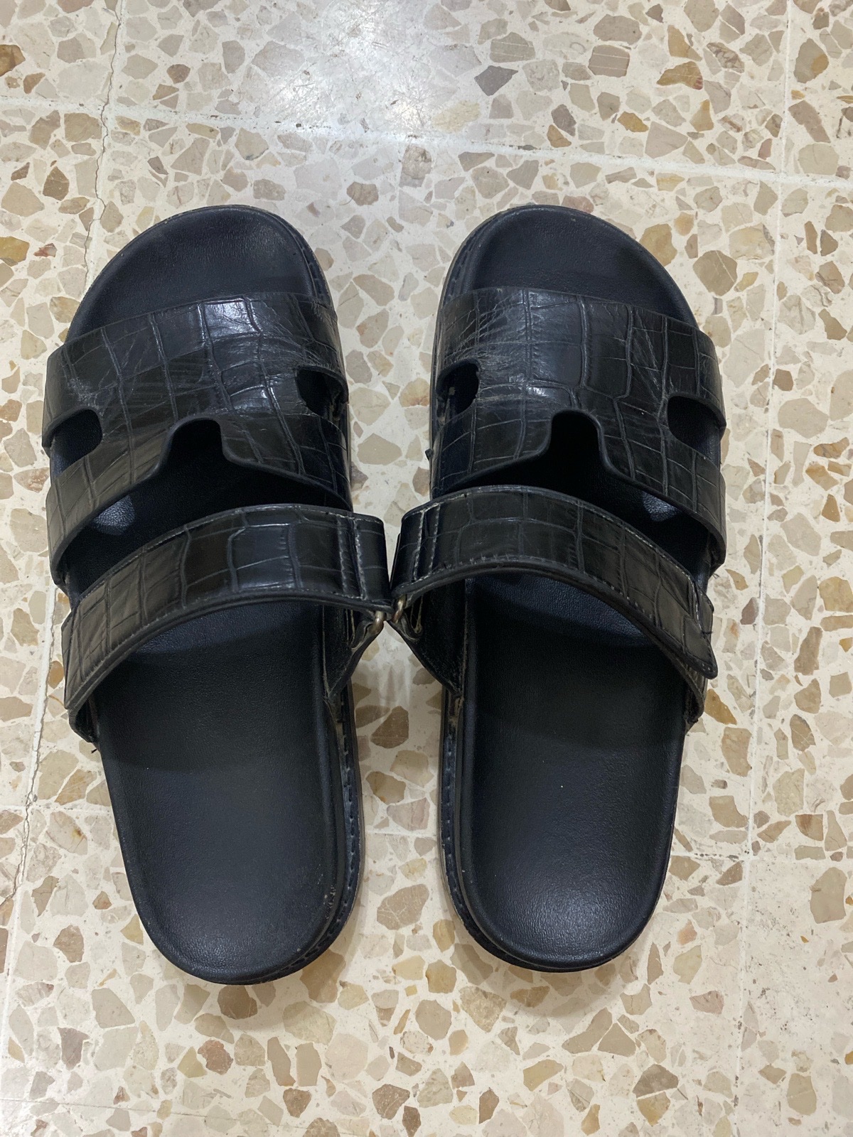 Des claquettes noires 🖤