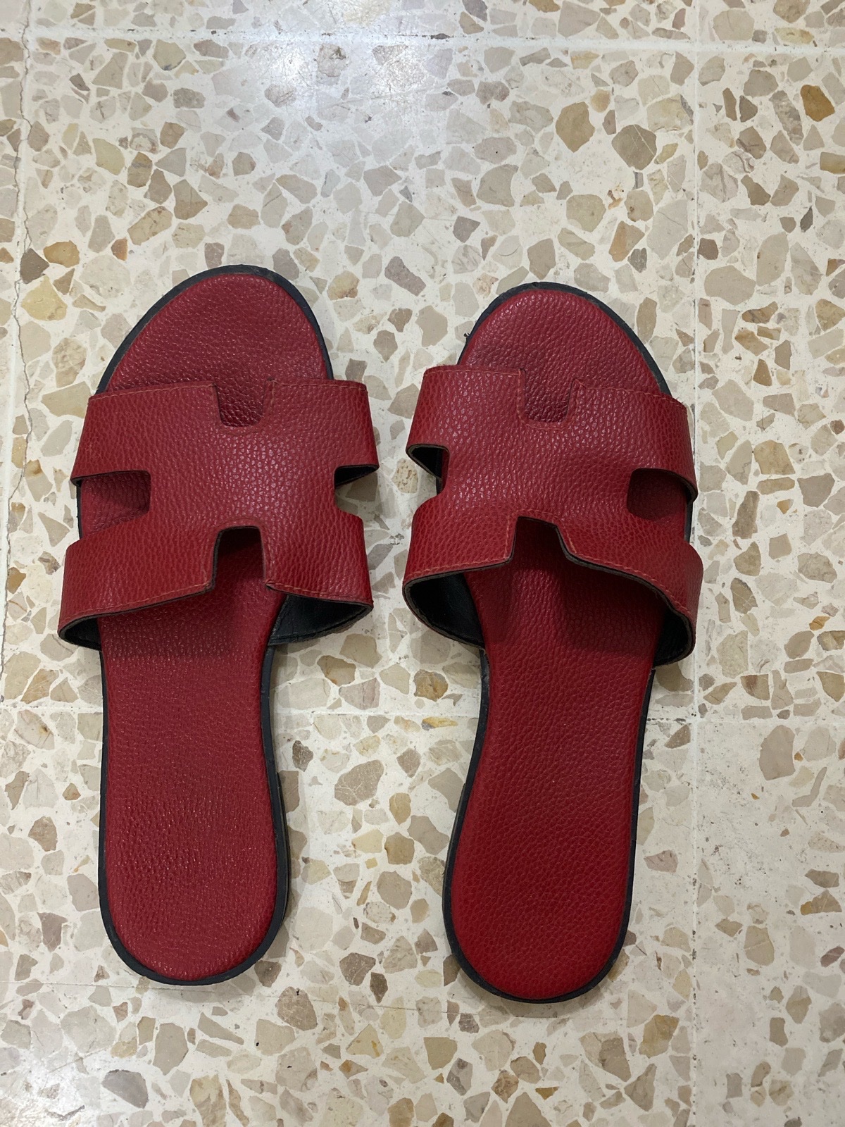 Des claquettes rouges