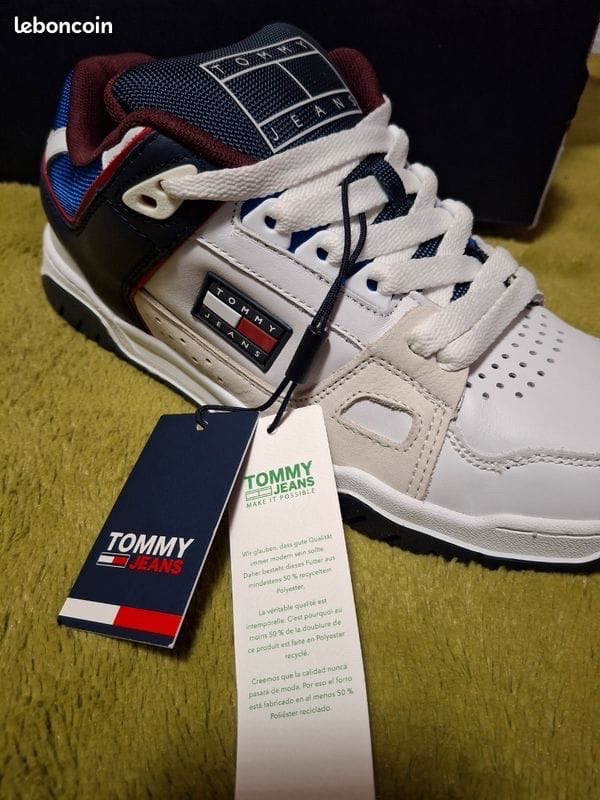 Chaussures Tommy importé pointure 43 , prix 360 Dinar