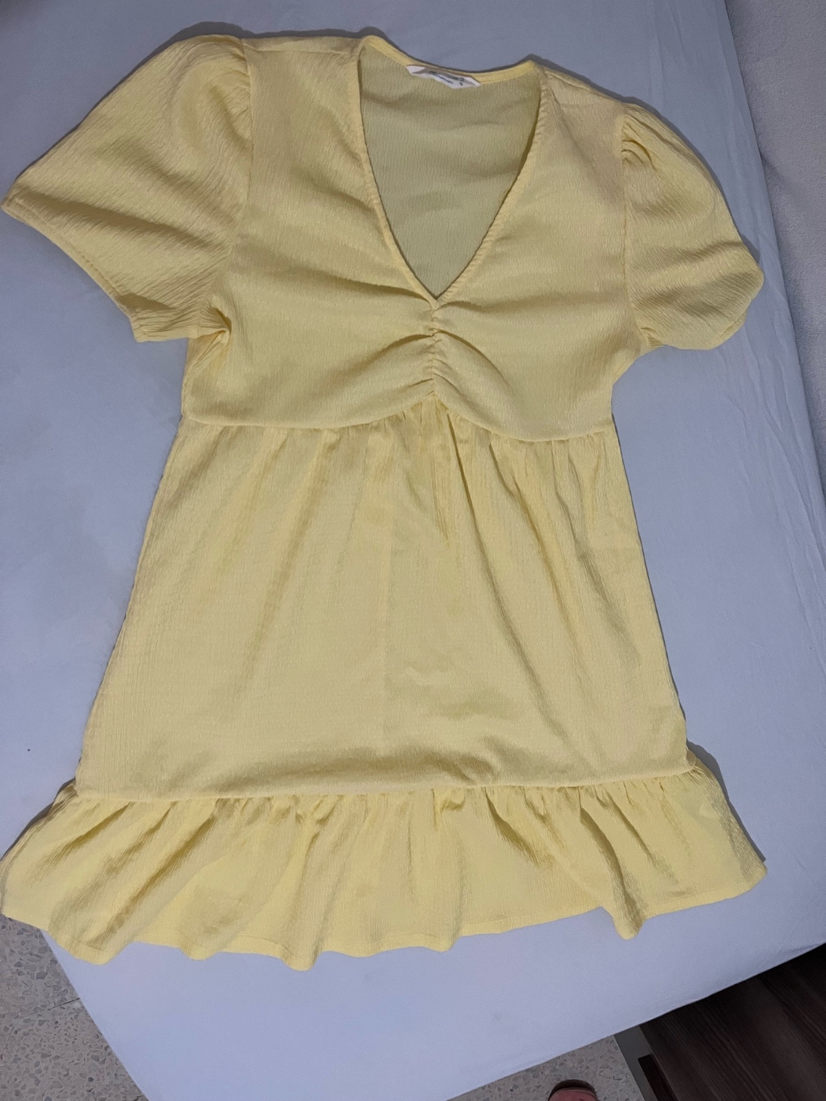 Jolie mini robe jaune pastel 