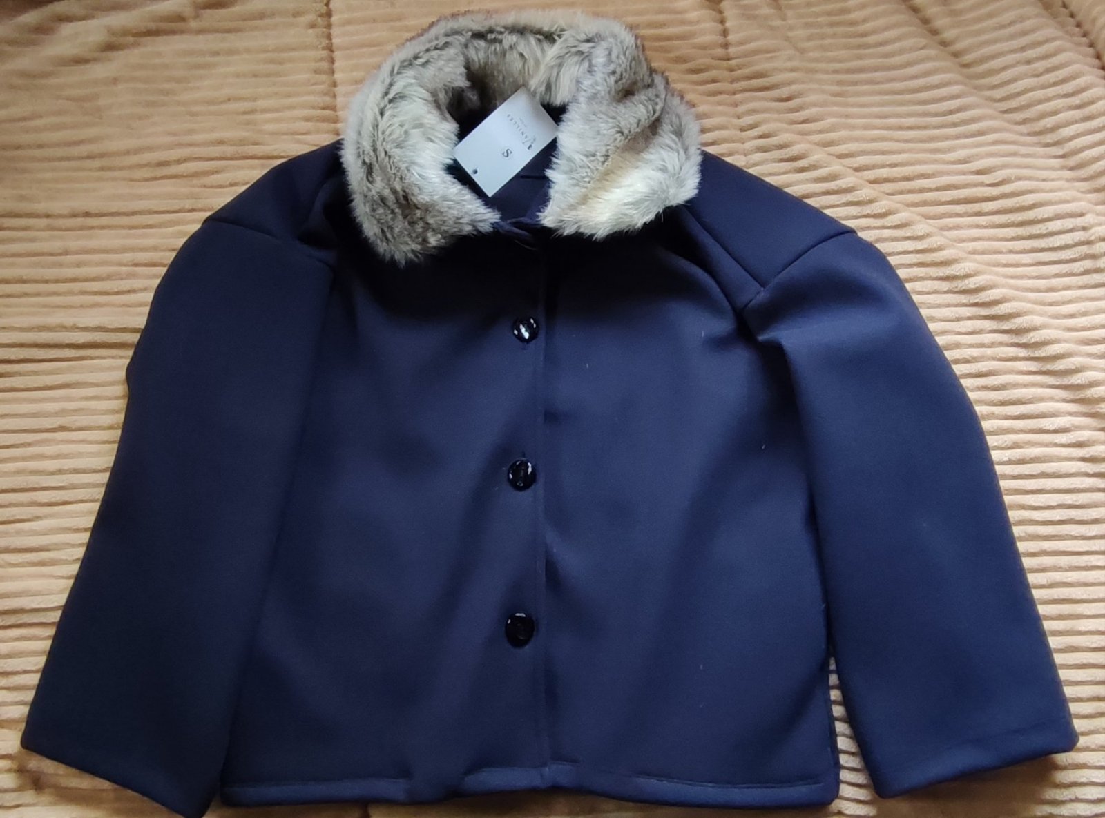 Veste bleu marine avec un col fourrure 