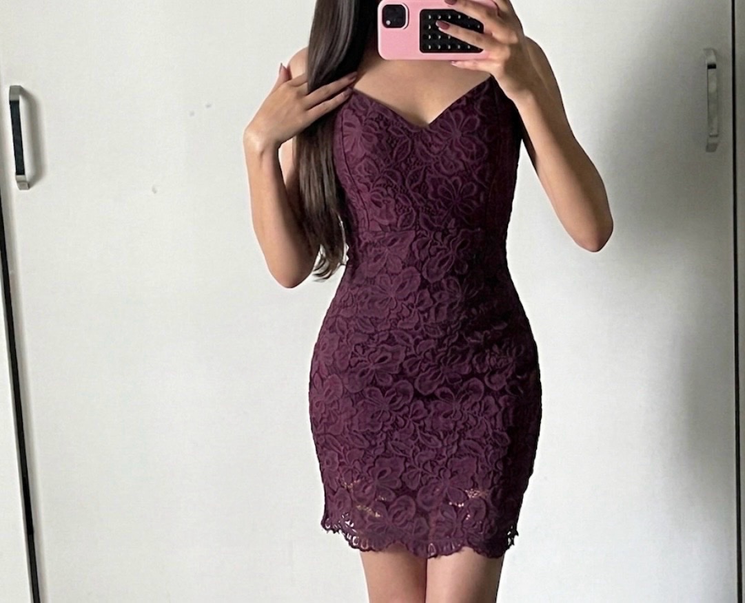 Robe moulante en dentelle violette