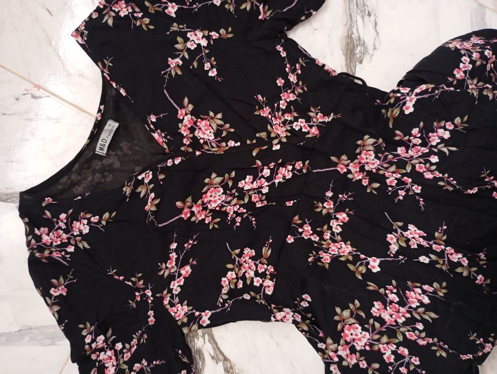 Robe noire florale 