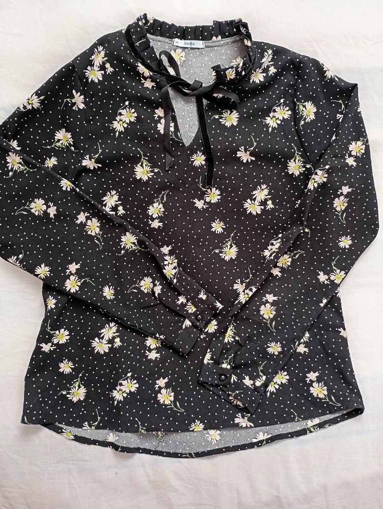 Chemise noire coquette avec des fleurs 