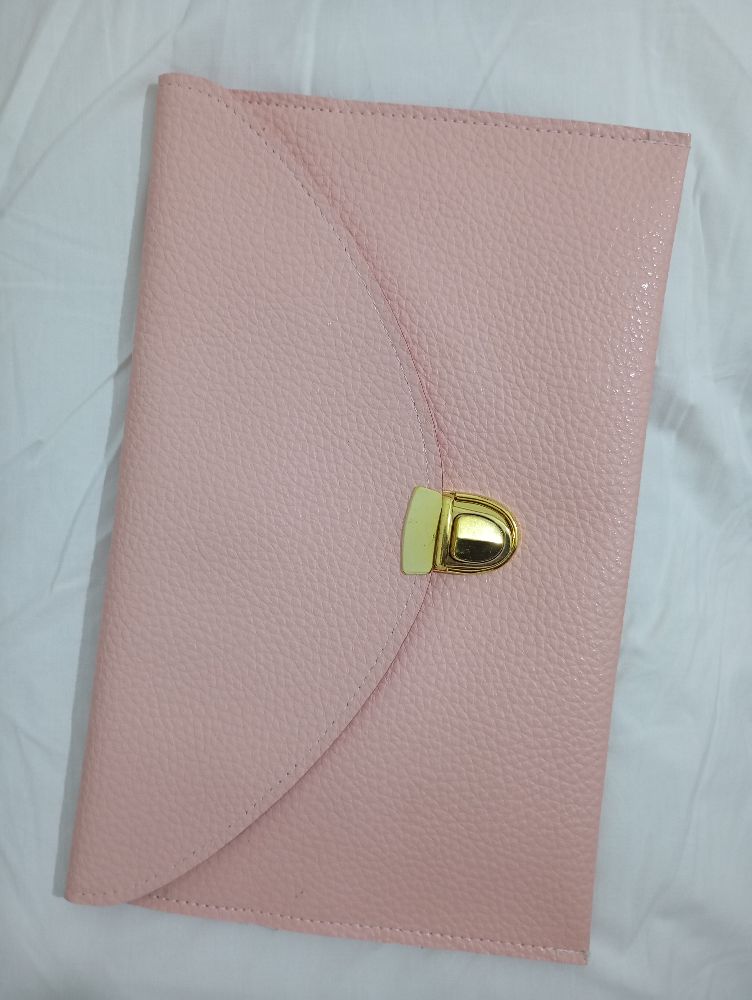 Pochette rose avec bandoulière 