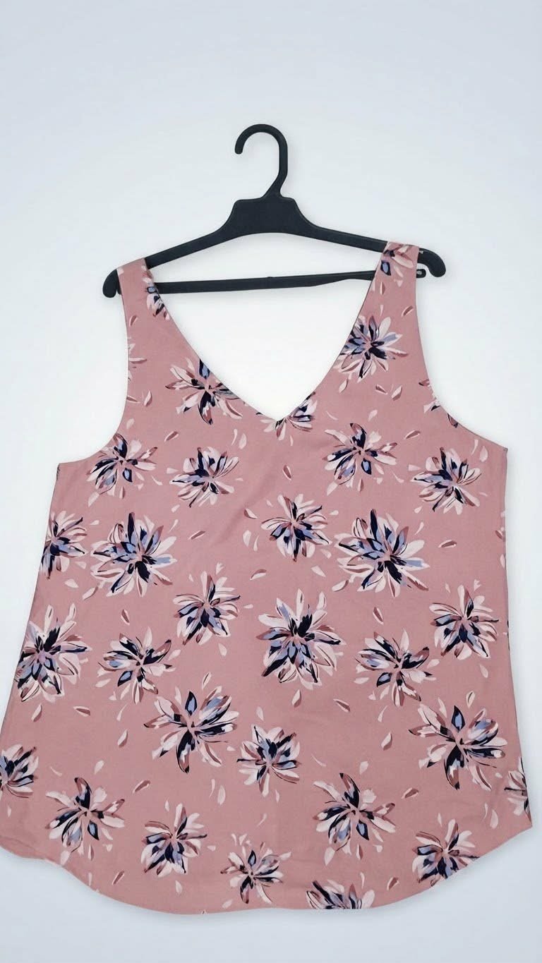 🌸 Pull sans manches rose bébé à imprimé fleuri. Taille L 